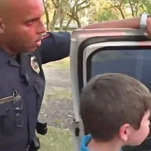 Boy Sees Officer At Denny’s, Gives Him A Note That Makes Him Jump Out Of His Chair