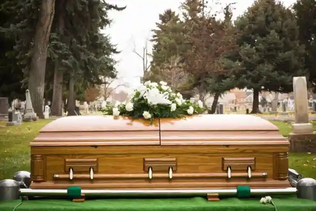 Funeral Directors and Attendees Reveal The Craziest Thing They’ve Seen Happen At A Funeral