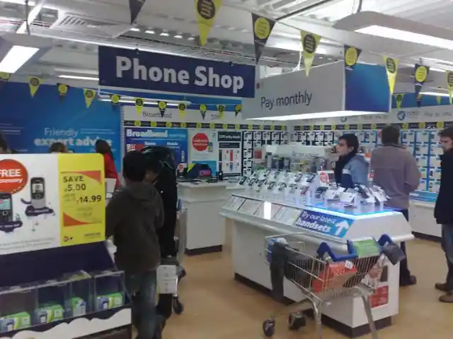 Phone Store Workers Share The Funniest and Most Embarrassing Things They’ve Found On A Phone