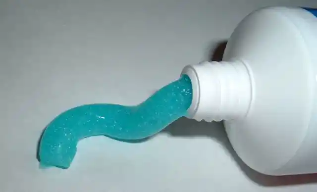 Toothpaste for Plumper and Shiny Lips