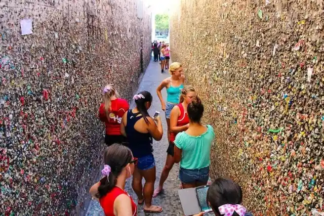 Bubble Gum Alley, USA – 200,000 Tourists Per Year