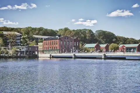 22. Riverside, Connecticut (Average Household Income: $309,401)