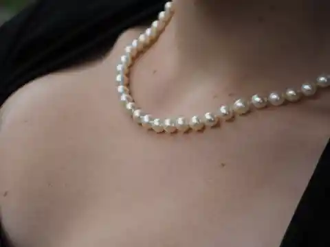 Pearl Necklaces – Popularized in 1950s