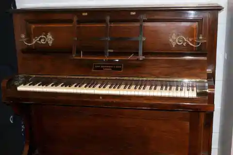 Gold Sovereign Coins Inside Piano – Est. Value: $400,000-$600,000