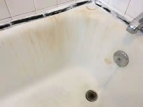 Oxygen Bleach Against Tub Stains