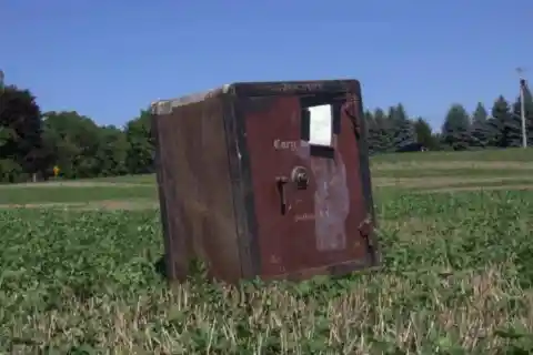 Mysterious Safe In the Middle Of A Field – Est. Value: Unknown