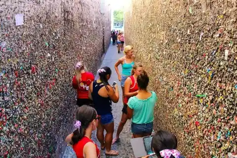 Bubble Gum Alley, USA – 200,000 Tourists Per Year